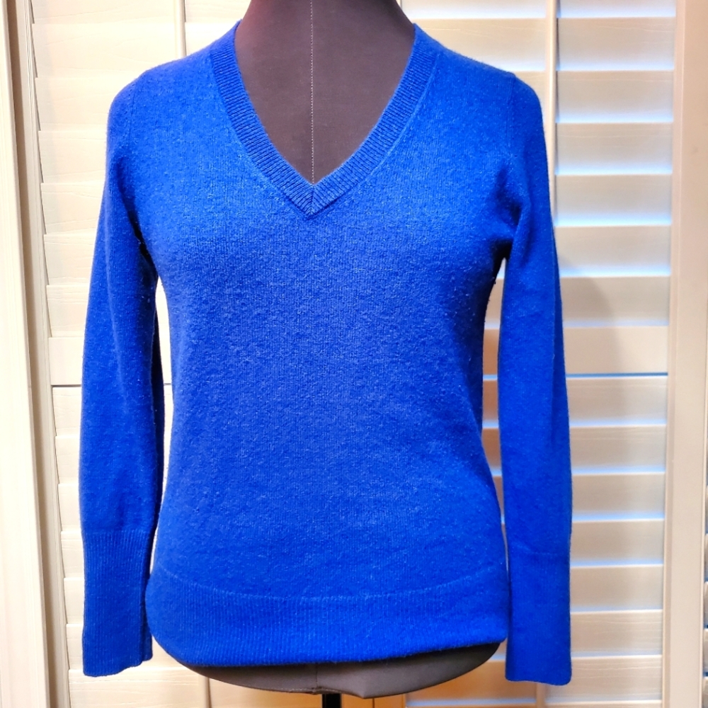 100% cashmere Halogen V neck sweater size M